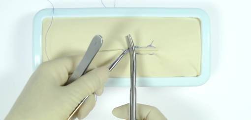 KRUUSE | Suture techniques: Horizontal Mattress